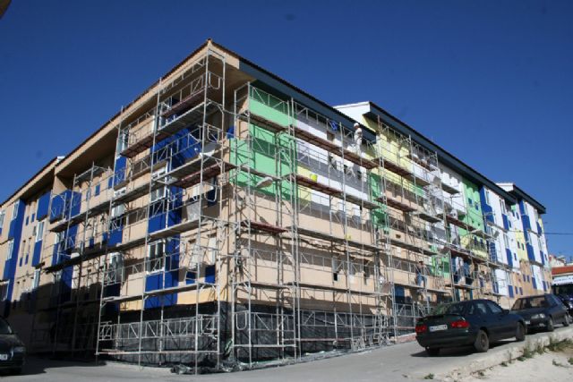 Comienzan a pintar la fachada de las viviendas sociales de García Márquez - 1, Foto 1