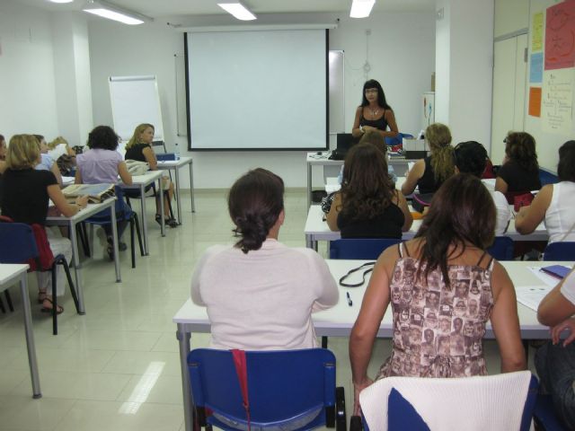 UCOMUR y AMUSAL informan sobre autoempleo a las alumnas del Taller de Atención a la Dependencia - 1, Foto 1