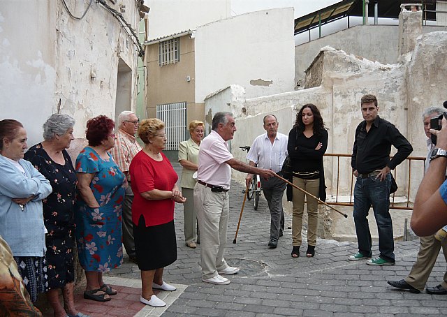 Vecinos de la calle Meca protestan por la sustitución de las escaleras que dan acceso a sus viviendas - 1, Foto 1