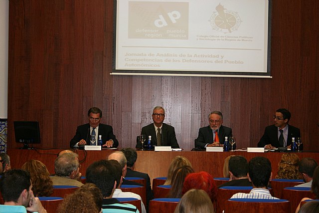 Valcárcel elogia la labor de la figura del Defensor del Pueblo en las autonomías por su cercanía a los ciudadanos - 1, Foto 1
