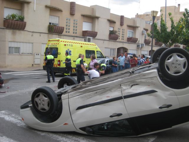 Municipal emergency services attend to a seriously injured in an accident resulting in the intersection of Mallorca with the Prison, Foto 1