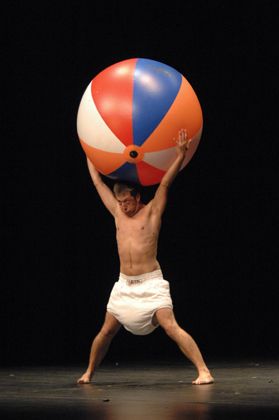 El humor de Tricicle vuelve al teatro Victoria de Blanca - 1, Foto 1