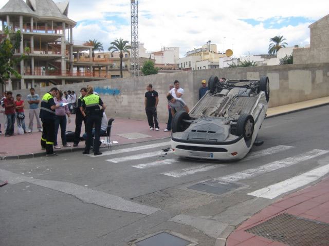 Municipal emergency services attend to a seriously injured in an accident resulting in the intersection of Mallorca with the Prison, Foto 2