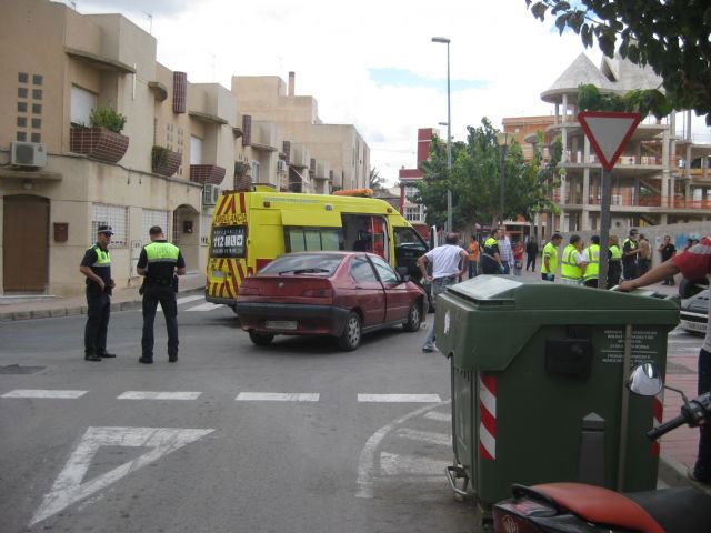 Los servicios municipales de emergencias asisten a un herido grave que resultó de un accidente en el cruce de las calles Mallorca con la Cárcel, Foto 3