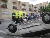 Los servicios municipales de emergencias asisten a un herido grave que result de un accidente en el cruce de las calles Mallorca con la Crcel