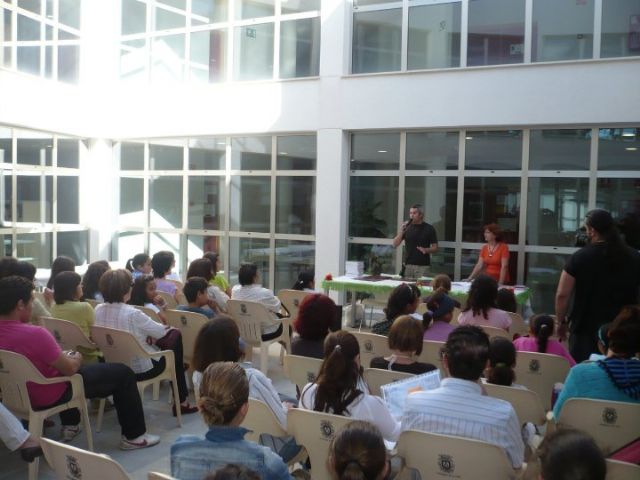 Un taller de collage inaugura el programa del Día Internacional de la Biblioteca en San Javier - 1, Foto 1