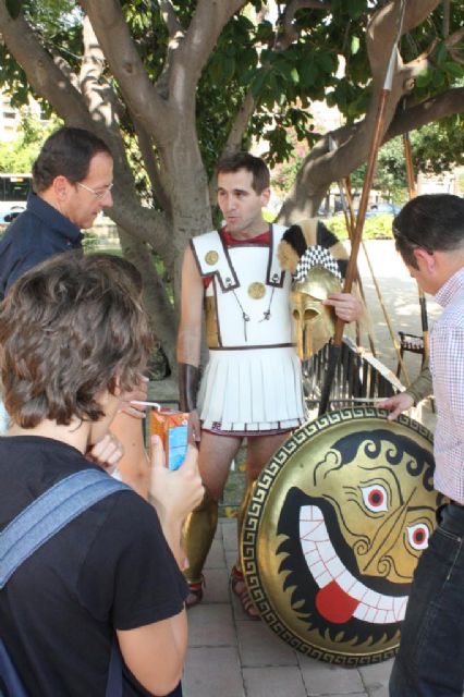 El Alcalde Cámara recorre 2.500 años de historia en un paseo por el Malecón - 4, Foto 4