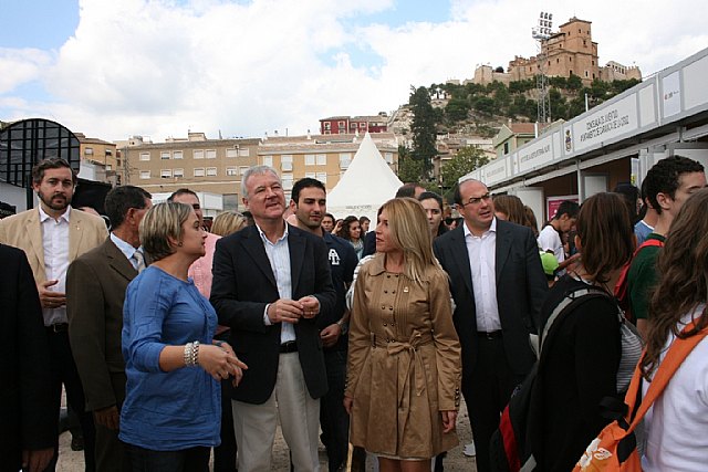 Valcárcel invita a los jóvenes a participar en las actividades de la Feria Zona Joven, que fomentan el intercambio de ideas y el asociacionismo - 1, Foto 1