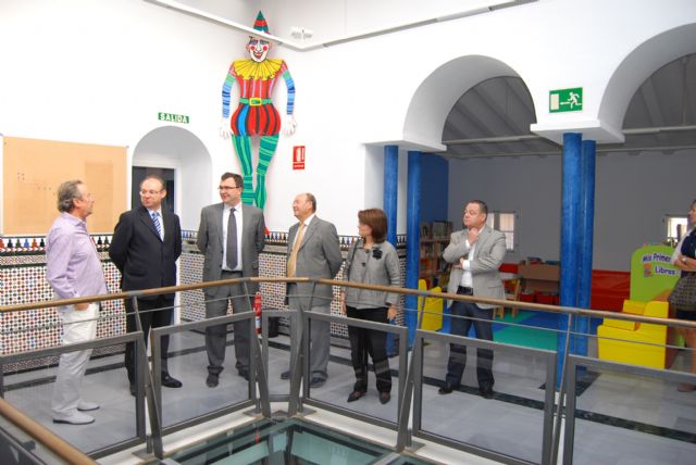 El alcalde y el consejero de Obras Pblicas visitan las viviendas sociales, restauradas  gracias a un proyecto regional, Foto 1