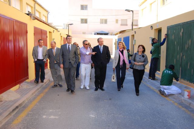 El alcalde y el consejero de Obras Pblicas visitan las viviendas sociales, restauradas  gracias a un proyecto regional, Foto 2