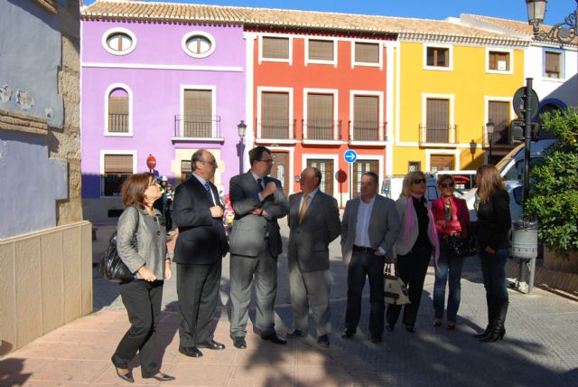 El alcalde y el consejero de Obras Públicas visitan las viviendas sociales, restauradas  gracias a un proyecto regional - 3, Foto 3
