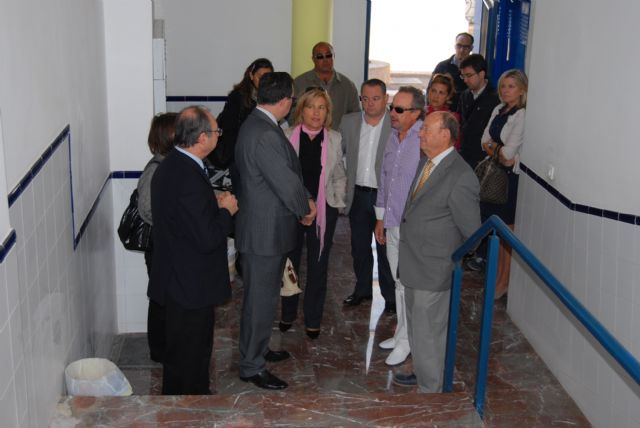 El alcalde y el consejero de Obras Pblicas visitan las viviendas sociales, restauradas  gracias a un proyecto regional, Foto 4