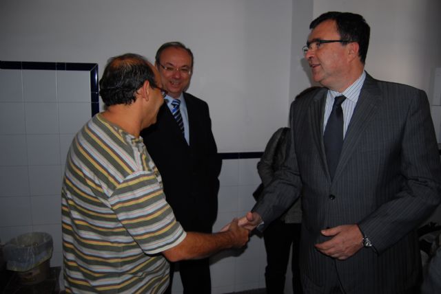 El alcalde y el consejero de Obras Pblicas visitan las viviendas sociales, restauradas  gracias a un proyecto regional, Foto 5