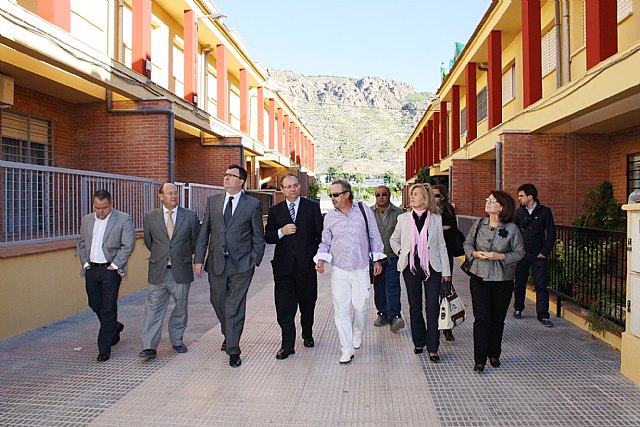 La Comunidad trabaja en la rehabilitacin de 50 viviendas sociales en Alhama de Murcia, Foto 1