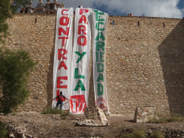 IU despliega pancartas en el castillo de Caravaca contra el paro y la precariedad juvenil - 1, Foto 1