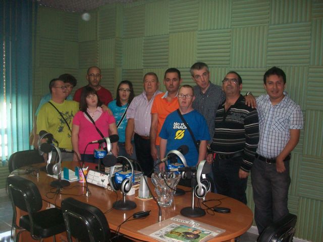Los usuarios del Centro Ocupacional participan en el da a da de Mazarrn, Foto 1