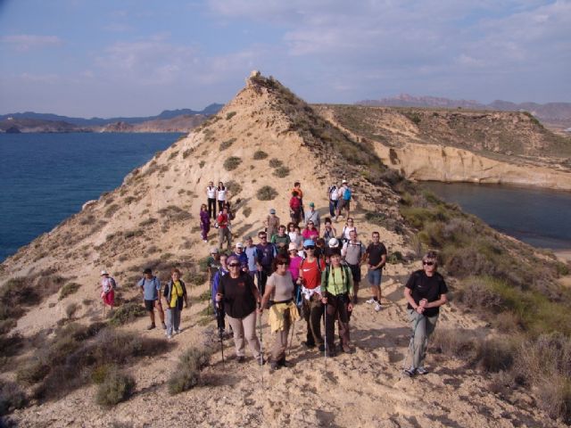 La concejalía de Deportes organizó una salida de senderismo por las playas de Águilas y San Juan de los Terreros (Almería), Foto 2