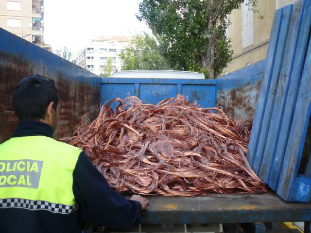 La policía local de Jumilla colabora en una operación en la que se ha detenido a siete personas que se dedicaban al robo de hilo de cobre - 1, Foto 1