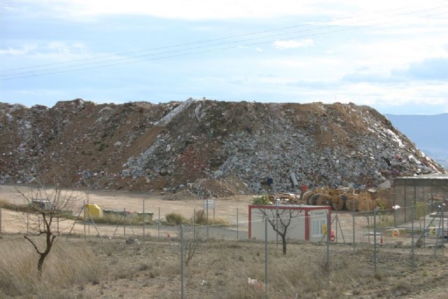 Fotos tomadas en 2009 de la escombrera de Yecla. Ecologistas en Acción ha denunciado la falta de control sobre los residuos que estaban allí arrojados, junto a otras irregularidades., Foto 1