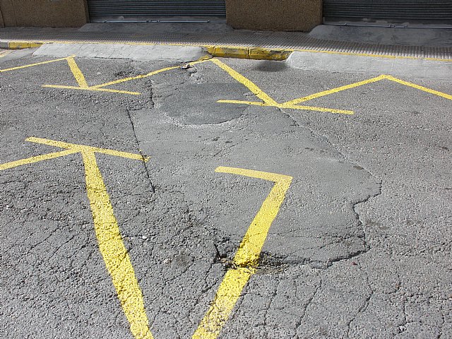 Calcad cuarteada y parcheada en Calle Almagro, Foto 2