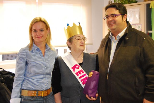 El concejal de Bienestar Social asiste a la coronación de la reina del Servicio de Estancias Diurnas para Alzheimer - 1, Foto 1