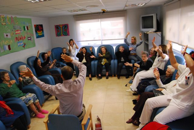 El concejal de Bienestar Social asiste a la coronación de la reina del Servicio de Estancias Diurnas para Alzheimer - 2, Foto 2