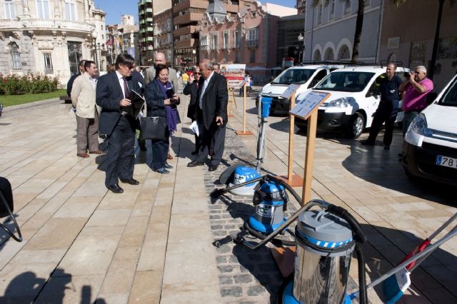 El Ayuntamiento renueva contrato y maquinaria para la limpieza de los colegios - 1, Foto 1