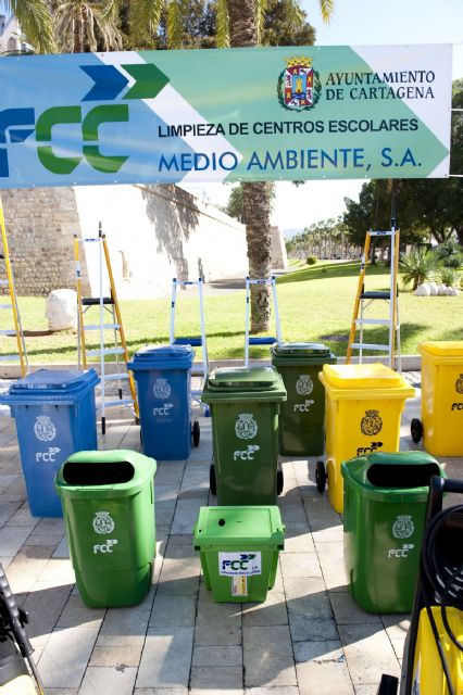 El Ayuntamiento renueva contrato y maquinaria para la limpieza de los colegios - 2, Foto 2