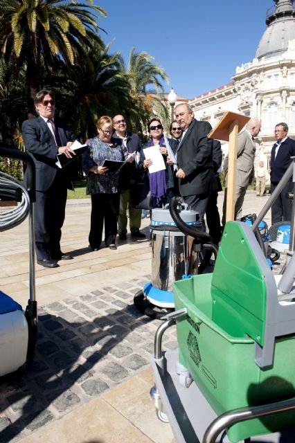 El Ayuntamiento renueva contrato y maquinaria para la limpieza de los colegios - 3, Foto 3