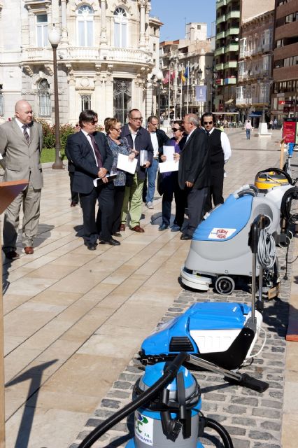 El Ayuntamiento renueva contrato y maquinaria para la limpieza de los colegios - 4, Foto 4