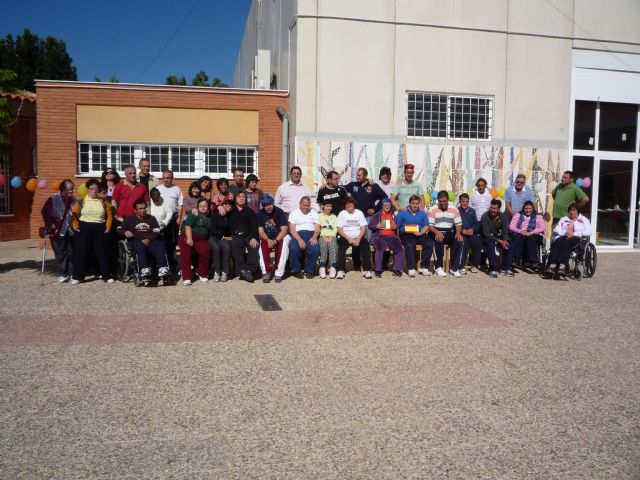 A group of people with disabilities, from Italy, made a living with students of the Vocational Centre "Jos Moya", Foto 1