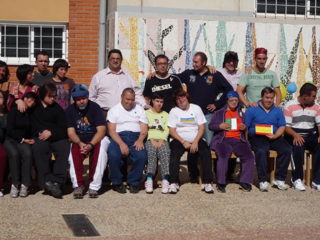 A group of people with disabilities, from Italy, made a living with students of the Vocational Centre "Jos Moya", Foto 2