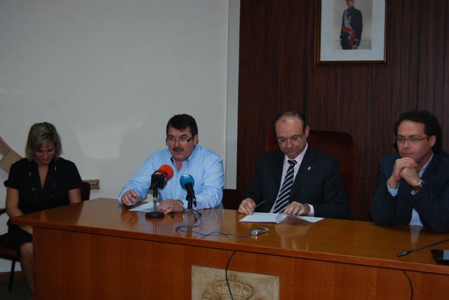 El Ayuntamiento de Alhama firma un convenio para ayudar al comercio de la localidad, Foto 1