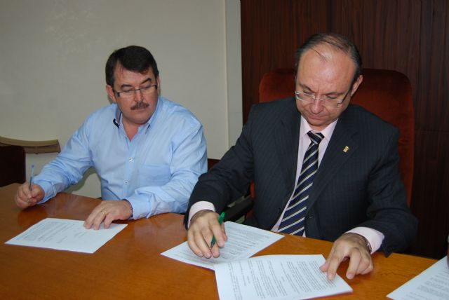 El Ayuntamiento de Alhama firma un convenio para ayudar al comercio de la localidad - 2, Foto 2