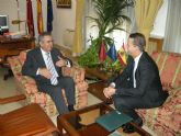 Gonzlez Tovar recibe al cnsul del Reino Unido en Alicante