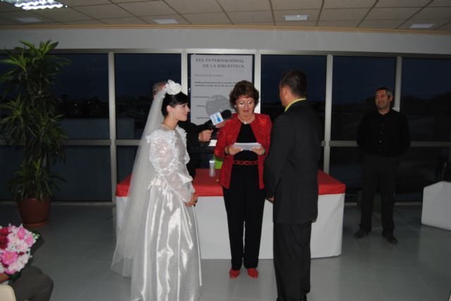 La alcaldesa casa a la Biblioteca pública con la Comunidad en una performance con motivo del Día Internacional de la Biblioteca - 1, Foto 1