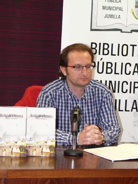 Ignacio Borgoños presentó, en Jumilla, su libro ´Recitando a petrarca´ - 1, Foto 1