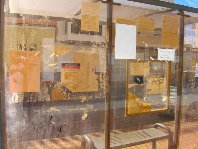 A.V.A. insta al ayuntamiento a que limpie y repare las marquesinas del autobús urbano - 1, Foto 1