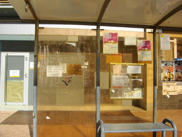 A.V.A. insta al ayuntamiento a que limpie y repare las marquesinas del autobús urbano - 2, Foto 2