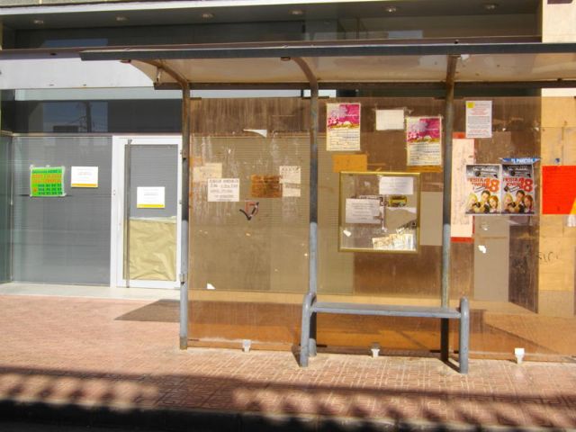 A.V.A. insta al ayuntamiento a que limpie y repare las marquesinas del autobús urbano - 3, Foto 3