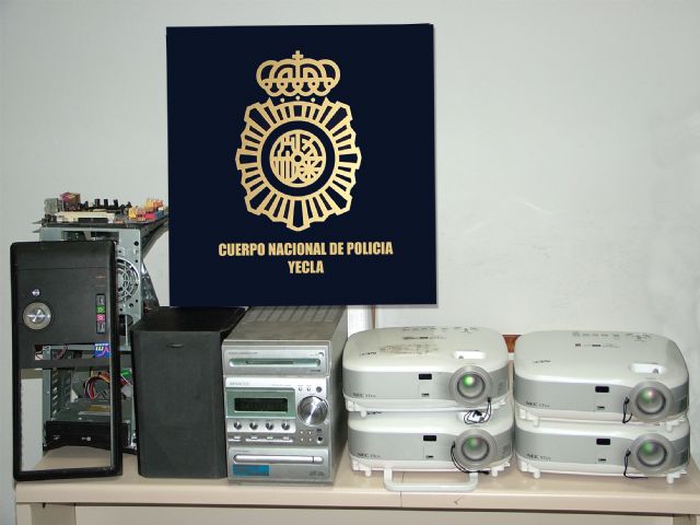 Intervienen un elevado número de material de enseñanza, informático y electrónico sustraído en Yecla - 1, Foto 1
