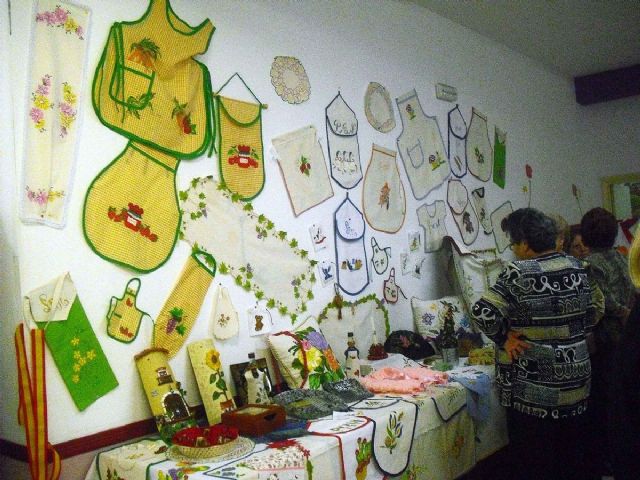 Inaugurada la exposición de manualidades de la Semana Cultural en la barriada Virgen de la Caridad - 1, Foto 1