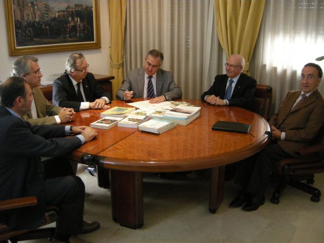 La Delegación del Gobierno entrega 2.000 libros y revistas al Colegio de Ingenieros Agrónomos - 1, Foto 1