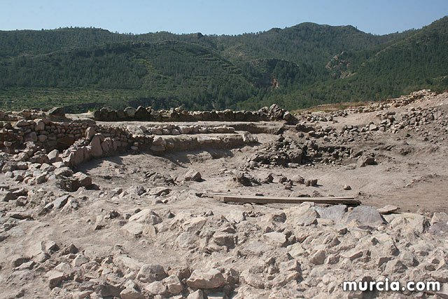 Establecen las líneas de actuación para la presentación del proyecto arqueológico de La Bastida en Fitur 2011, Foto 1