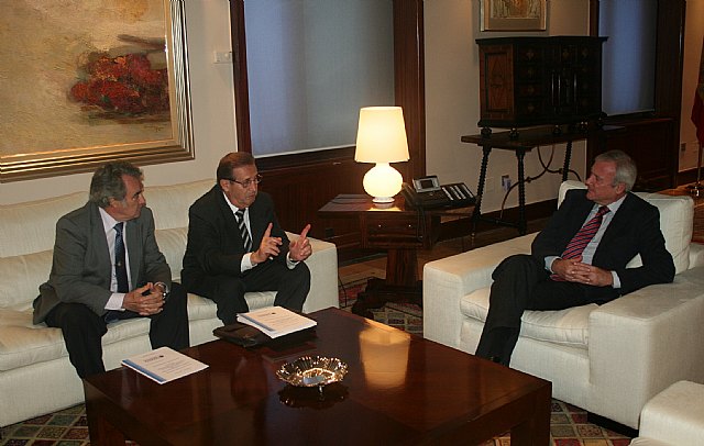 El presidente de la Comunidad, Ramón Luis Valcárcel, recibe a los miembros de la Asociación Ferrmed - 1, Foto 1