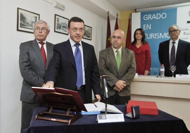 El nuevo director de la Escuela de Turismo asume el reto de consolidar el grado y el máster - 2, Foto 2