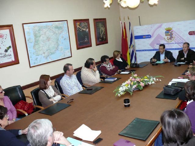 Los responsables políticos informan a la comunidad educativa la situacion del futuro colegio - 1, Foto 1