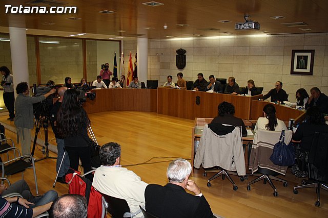 El Pleno aprueba la concesión del Escudo de Oro de la Leal y Noble Ciudad de Totana al Colegio Reina Sofía y a la Agrupación Musical de Totana - 1, Foto 1