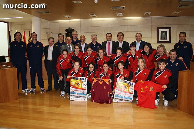 City officials offered a reception at the Spanish institutional Women's Soccer-Room, Foto 1