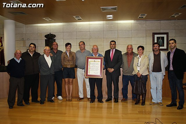 The council makes delivery to the Agricultural and Commercial Circle Totana of special honors and Noble Leal Ciudad de Totana, Foto 1